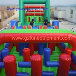 Separating inflatable obstacle course / inflatable challenge
